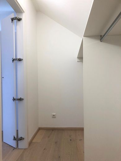 Exklusive Dachgeschosswohnung mit 2 Zimmern sowie Loggia in bevorzugter Lage von Plön – begehbarer Kleiderschrank