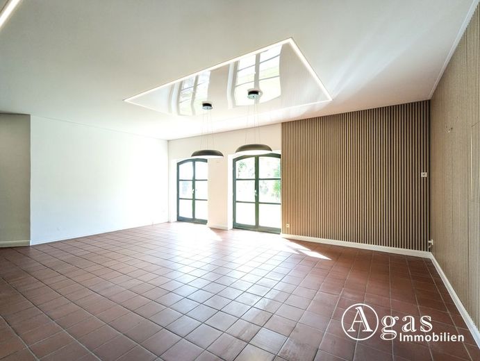 Großzügige Wohnung mit Wintergarten, Kamin und ca. 300 m² Garten – Wohnzimmer