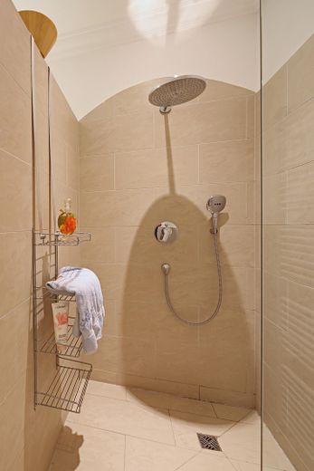 Простора 5-кімнатна квартира у Штутгарті-Бад-Каннштатті – Dusche