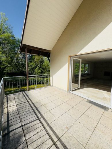 Mehrfamilienhaus in Bergisch Gladbach mit großem Grundstück &amp; Entwicklungspotenzial – Balkonansicht im DG