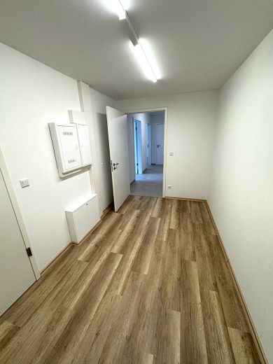 Zo goed als nieuw appartement in een meer-generatiewoning met garage, geschikt voor ouderen en drempelvrij – Abstellen/ Hauswirtschaft