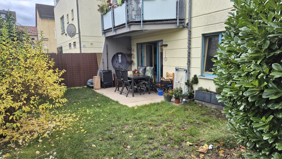 Приваблива 4-кімнатна квартира із садом і терасою в Радебойлі – Terrasse mit Garten