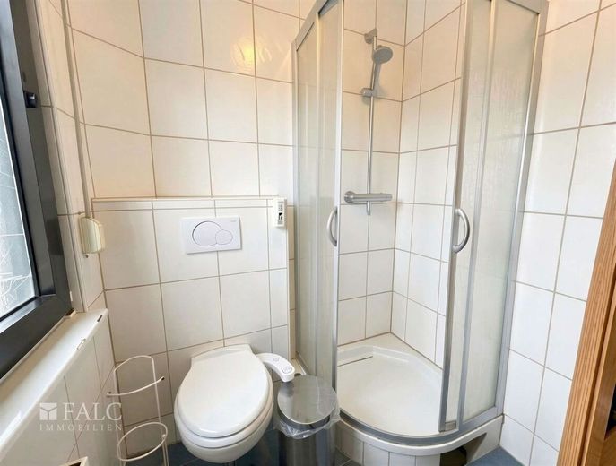 vermietetes Zweifamilienhaus mit großem Garten in Frechen Bachem – Badezimmer OG