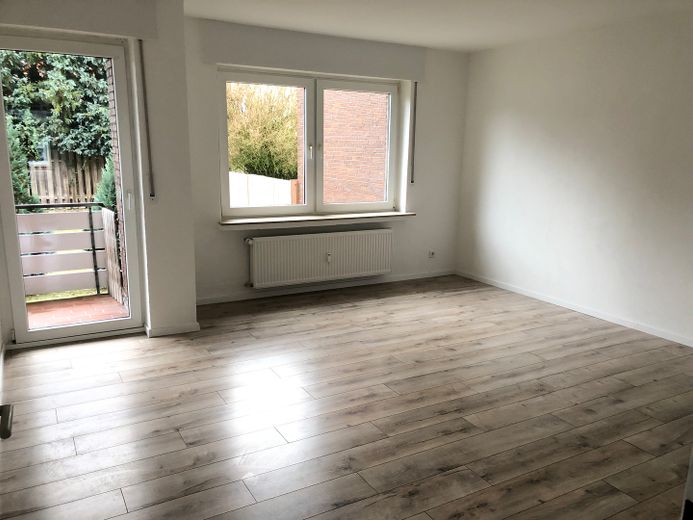 Renovierte 4-Zimmer-Wohnung mit Garten in Rheine-Hauenhorst – Wohnzimmer