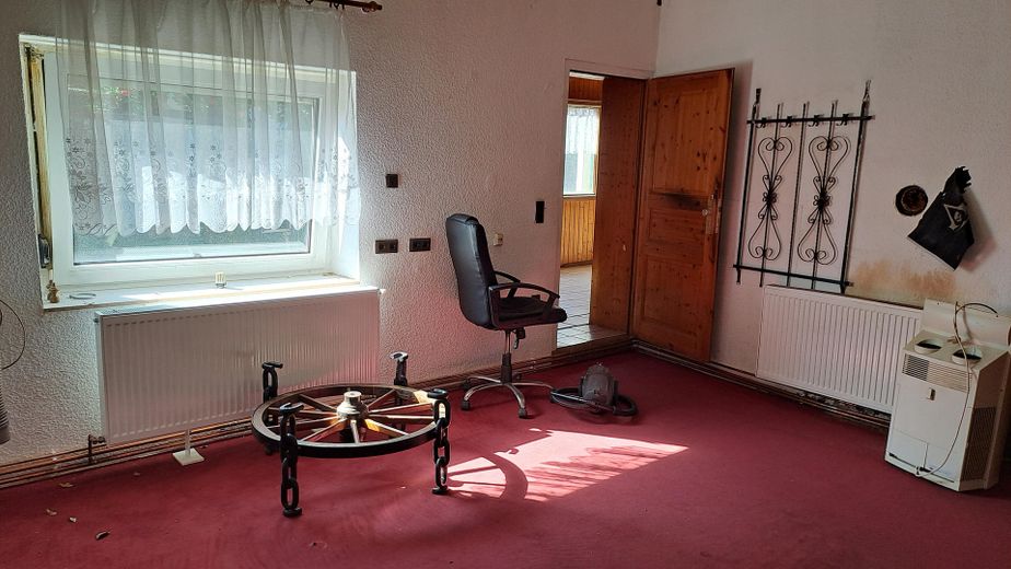 Kleines Einfamilienhaus -- HANDWERKER ZU MIR – Wohnzimmer