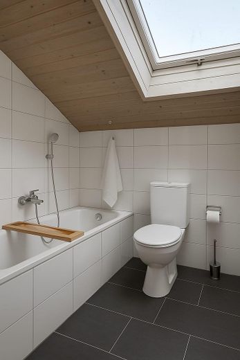 Haldenwang: freie 4 Zi- DG-Wohg.,99qm,Balkon, 1Garage,1Stellplatz, Keller – ....Bad mit Wanne