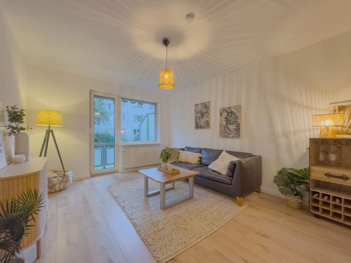 أول سكن بعد التجديد: شقة عصرية من 3 غرف مع شرفة لوجيا – Wohnzimmer