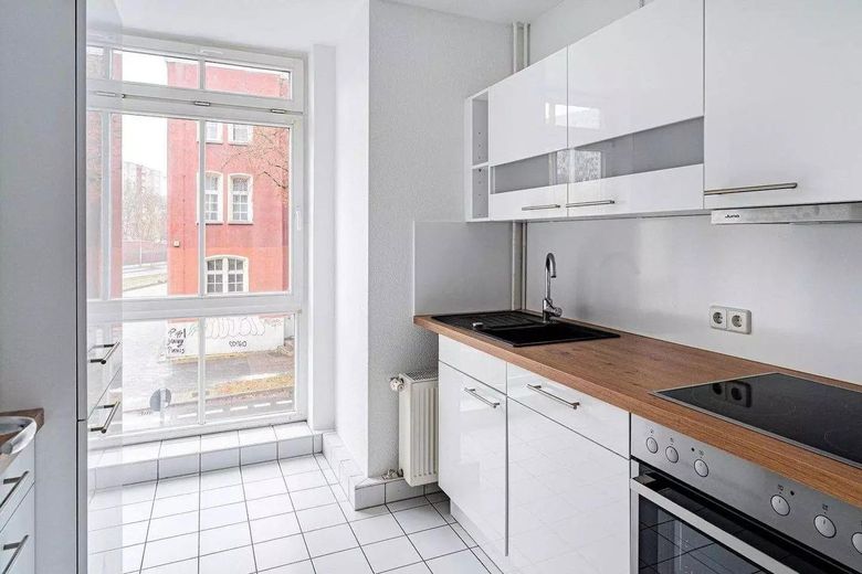 Frisch renoviert: Großzügige 140 m² Etagenwohnung mit Süd-Balkon, Parkett, Duschbad & TG-Stellplatz – Küche mit EBK