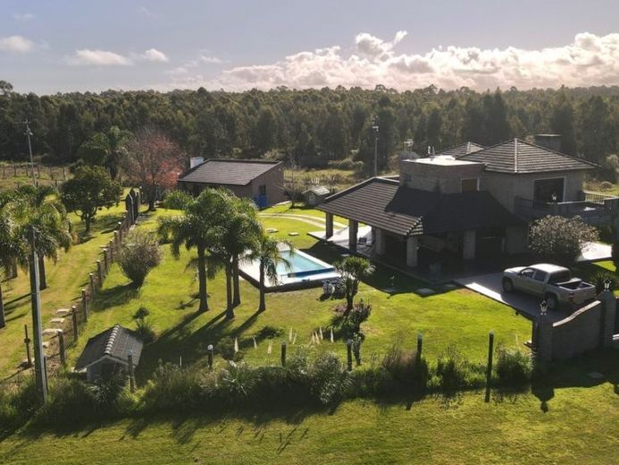 Exklusive Architektenvilla mit Pool in traumhafter Lage von Bello Horizonte / Uruguay – Foto 1