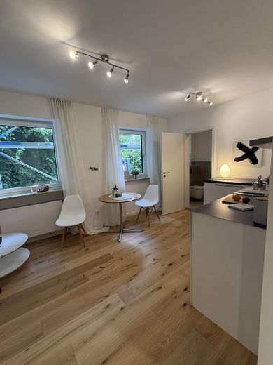 *Primera ocupación* apartamento de 2 habitaciones en la planta baja elevada de un edificio plurifamiliar modernizado – Wohnbereich / Küche