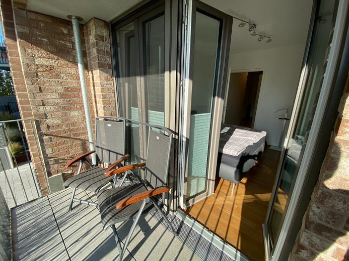 Wohnen am Rhein im Zollhafen – 2-Zimmer-Wohnung in den Schiffshäusern mit Rheinblick und Garten – Schlafzimmer mit Balkonzugang