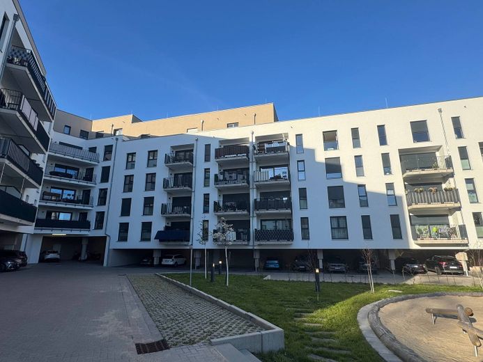 OFERTA DESTACADA: ¡Piso de ensueño de 3 habitaciones con BALCÓN y moderna COCINA AMUEBLADA en el BERGQUARTIER de Magdeburgo! – Innenhof