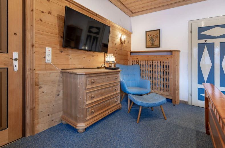 Appartement meublé d’une pièce dans un emplacement privilégié au bord du Schliersee – location de 1 à 6 mois – Wohn/Schlafzimmer