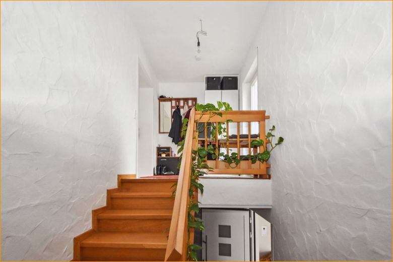 Hausflur Treppe EG/DG