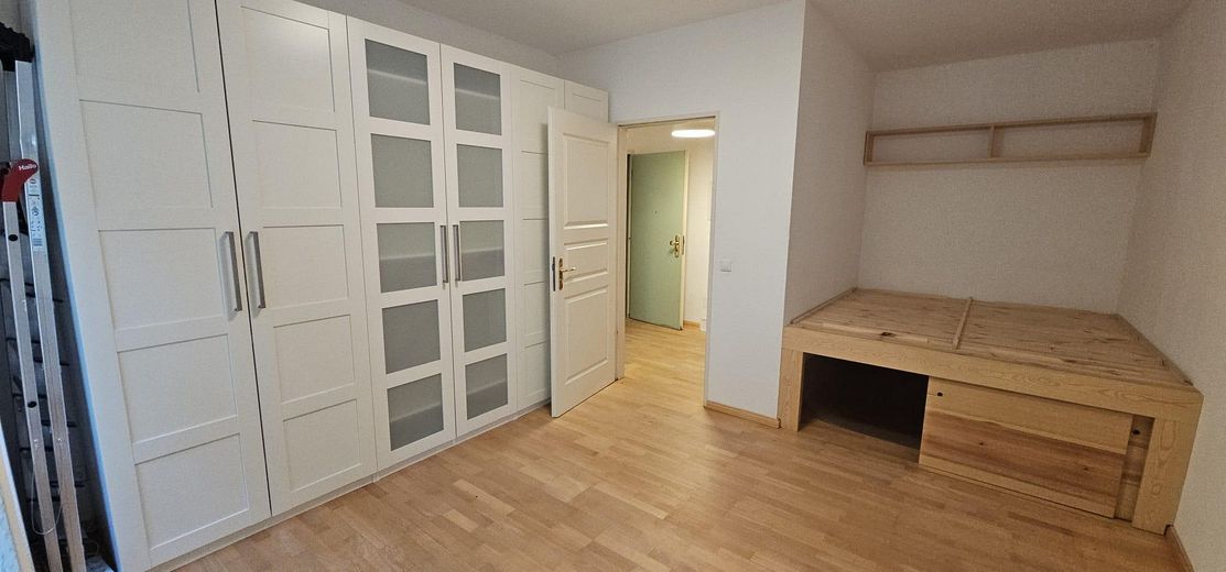 Wohnen am Zionskirchplatz – sanierter Altbau in einer der schönsten Lagen Berlins – Schlafzimmer Fenster zu Tür