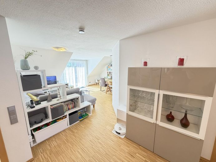 Maisonette mit Weitblick – 2 Balkone, Studio & Tiefgarage am ruhigen Ortsrand (provisionsfrei) – Flur / Diele - Wohnzimmer