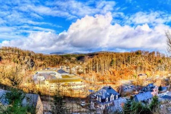 *** Maravillosas vistas panorámicas de todo Schwarzenberg – Unidad para consulta o uso comercial con 4 estancias ***