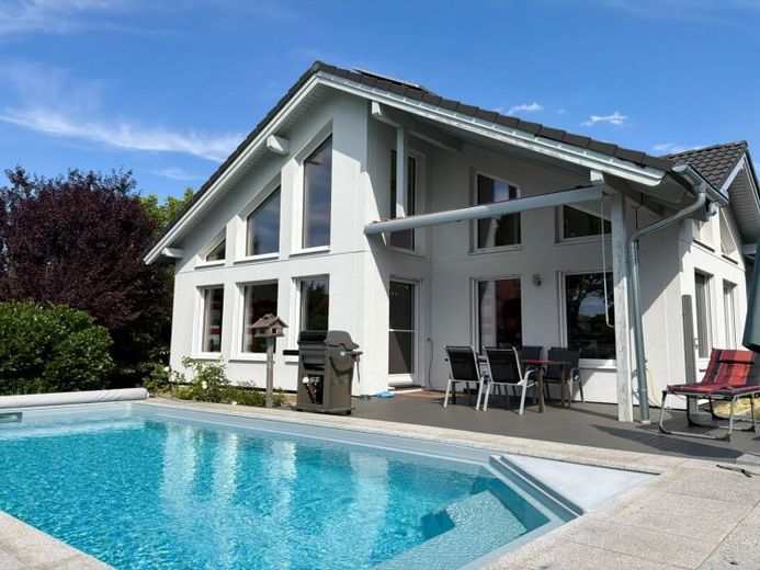 Exklusiver Bungalow mit Pool, Sauna, FBH, PV & Klima im Neubauviertel mit bester Energieklasse A+ – Foto 1