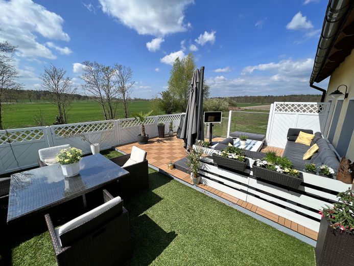 NEU! Ikonische, lichtdurchflutete Landhaus Villa mit Einliegerwohnung & mögl. Grundstkserweiterung – Westterrasse