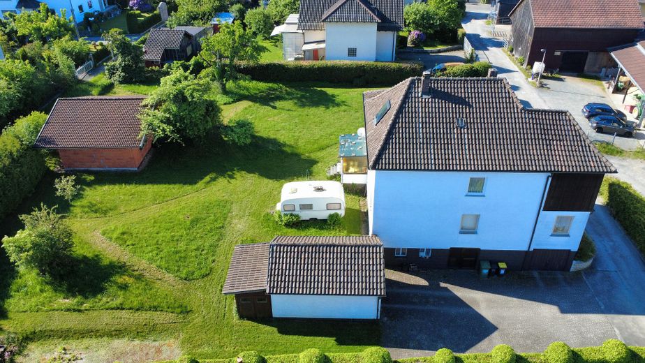 Zweifamilienhaus mit zwei Garagen auf 899qm Grundstück – Foto 7