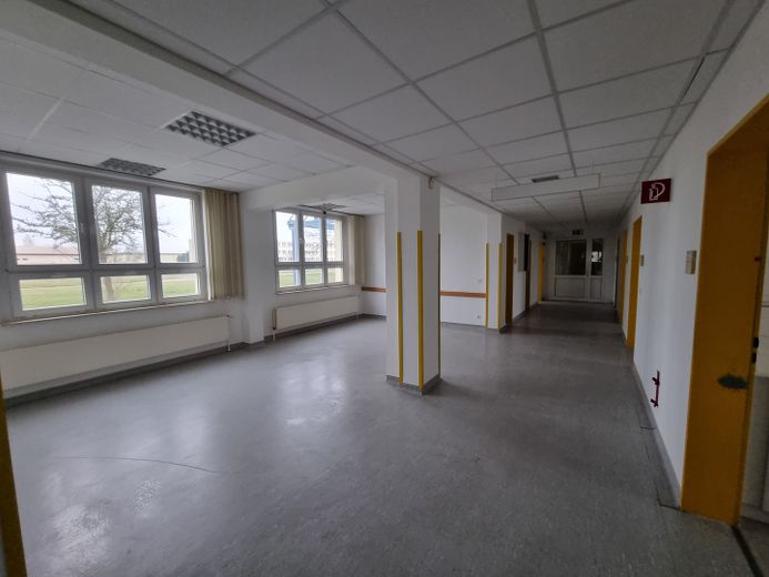 1.9 ha Bauland + Gewerbeobjekte + für Solar , Lager ab 99.000 Euro – Krankenhaus_Warteraum