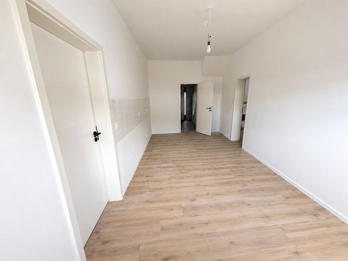 Erstbezug: Ein-Zweifamilienhaus mit Garten, 3 Bädern und 7 Schlafzimmern in Tairnbach – Foto 8