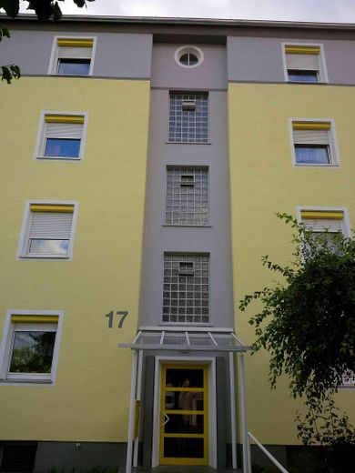 renov.bedürft. 3,5-Zi-Whg mit Balkon und EBK samt sep. DG-Whg. im Rohbau, in freundl. MFH in HN – Hauseingang