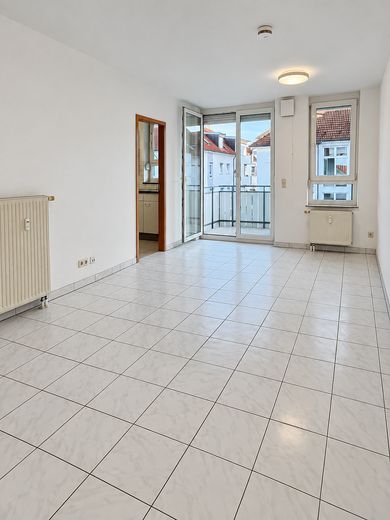 Licht 2-kamerappartement met inbouwkeuken, balkon en parkeerplaats in de ondergrondse garage – Wohnzimmer