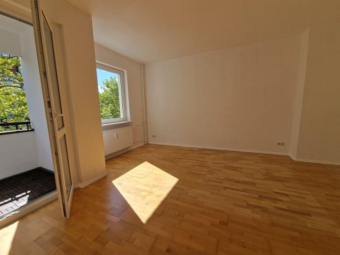 Sehr helle 2-Zi.-Whg., saniert, mit EBK, 4.OG mit Aufzug, Kudamm-Nähe – Wohnzimmer