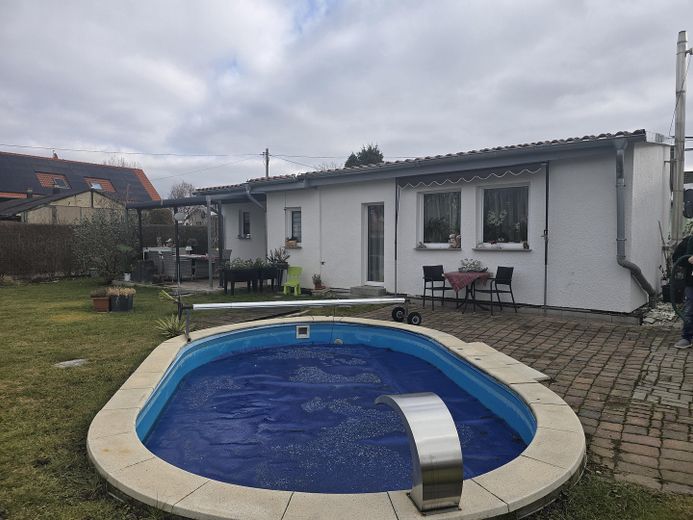 1. Haus mit Garten und Pool