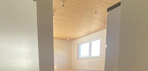 New-build 3-room apartment on the ground floor, barrier-free, with fitted kitchen, terrace and garden – Wohn-/Esszimmer