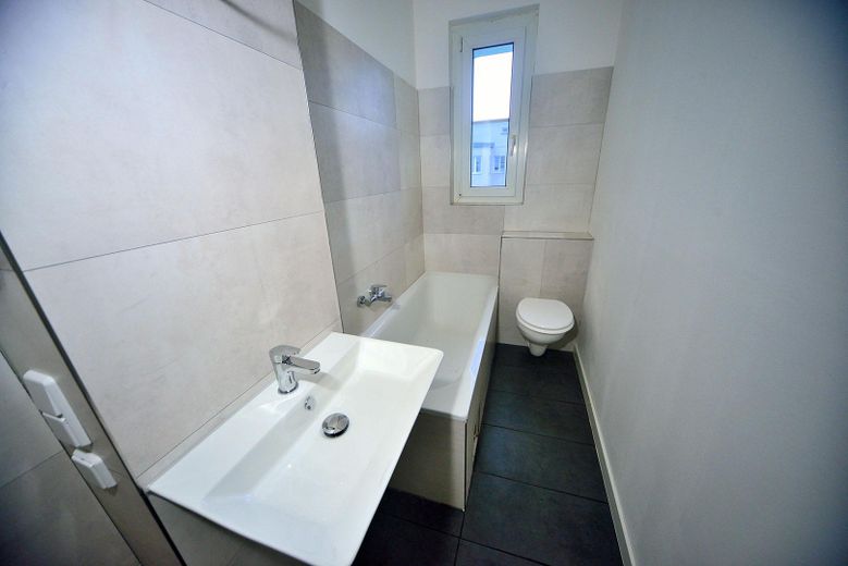 Helle Wohnung in Alt-Hohenschönhausen, 2 Zimmer, Einbauküche, Loggia – Bad