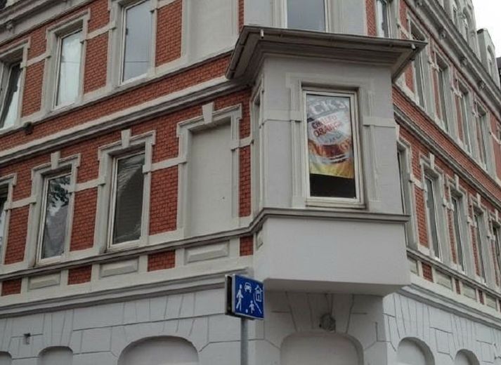 Helle 3-Zimmer-Wohnung mit Einbauküche in Bremerhaven – Hausfront
