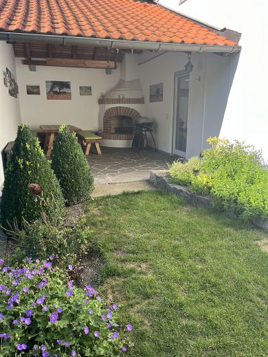 Überdachter Freisitz mit Kamin