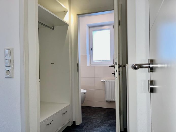 Neuwertig saniertes EFH mit großem Grund in bester Lage - provisionsfrei – Garderobe