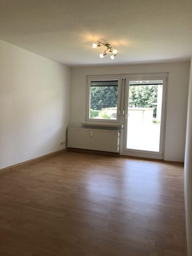 Verfügbarkeit ab 15.09.2026 – Charmante, teilmöblierte 2-Zimmer-Wohnung mit Westbalkon – Wohnbereich mit Balkon