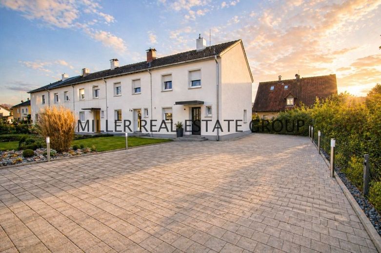 Moderne Raumwunder-Rarität in Neuburg an der Donau: Reiheneckhaus mit großem Garten, zwei Terrassen, Balkon &amp; viel Wohnkomfort! – Außenansicht