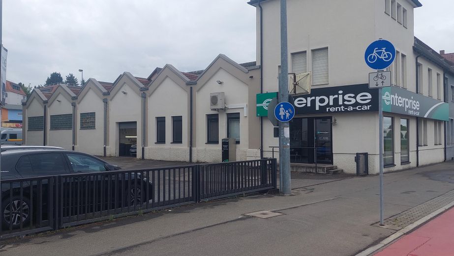 Retail space with workshop and open area in Reutlingen (formerly Enterprise Rent a Car) – Westansicht mit Werkstatt
