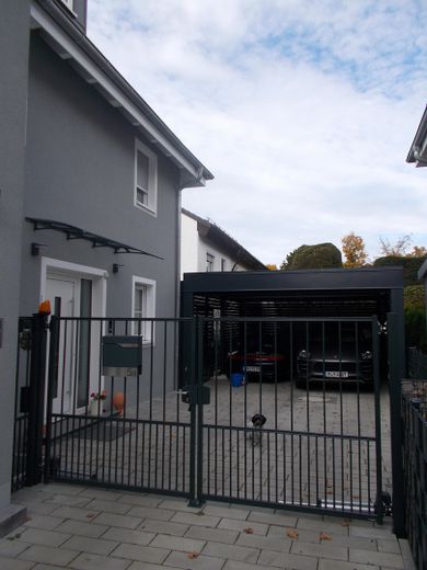 Einfahrt mit Toranlage