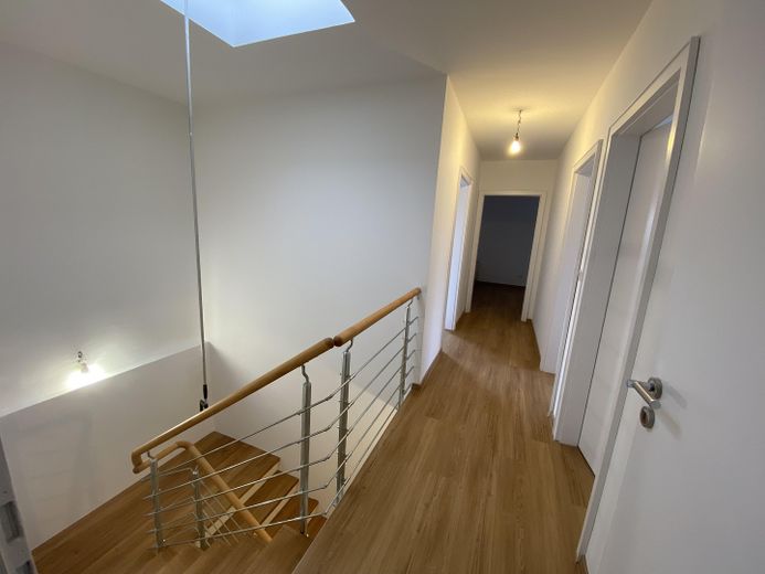 Flur und Treppe zum UG