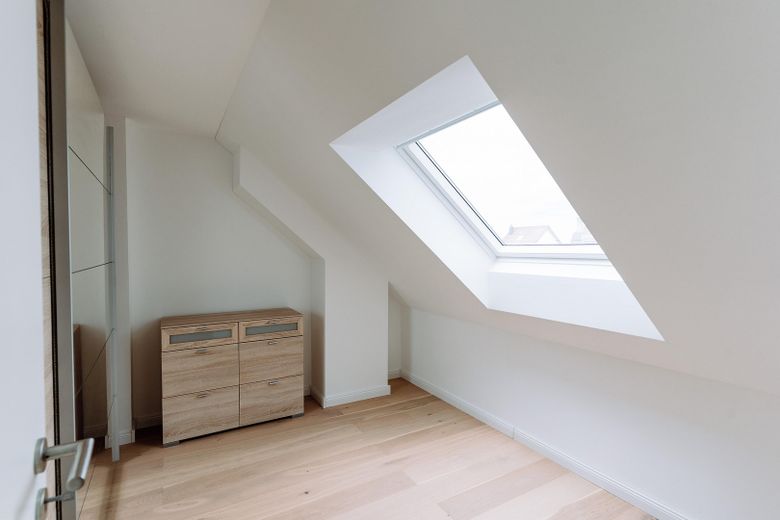 Hochwertige DHH mit Südgarten, PV, Wohnraumlüftung, 2 Wallboxen & ausgebautem Dachgeschoss – Ankleidezimmer