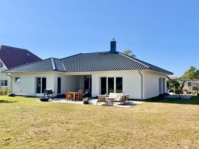 Jetzt Miete möglich! Winkelbungalow 5 km bis Neubrandenburg, Baujahr 2022, Doppelgarage, EBK,Carport – Hausansicht vom Grundstück