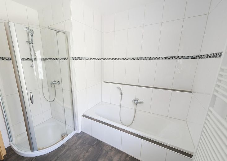 Bad mit Wanne und Dusch