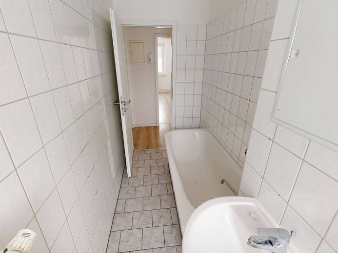 Move in now and receive 3 net cold rents as a gift*: Spacious 3-room apartment with bathtub – Ansicht II: Bad