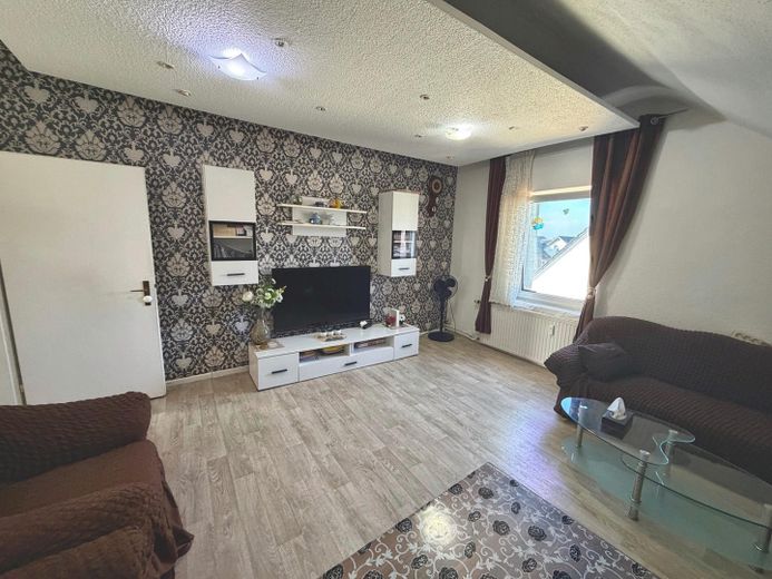 Nach WEG aufgeteiltes MFH, 4 Wohneinheiten, 2 vermietet, 1 frisch renoviert – 2.OG - Wohnzimmer