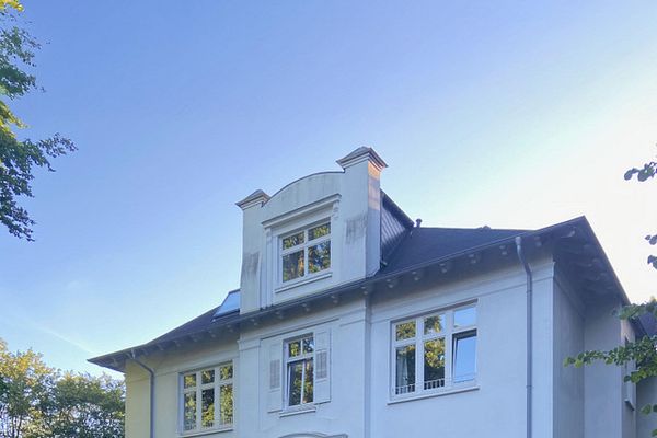 Außergewöhnliche Dachgeschosswohnung (135 m²) in historischer Villa in Aumühle