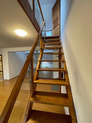 3-room - attic maisonette apartment, old building, city center – Aufgang zur Galerie