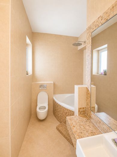 3-Zimmer-Wohnung, Altbau mit Balkon und Einbauküche in Frankfurt am Main – Bad