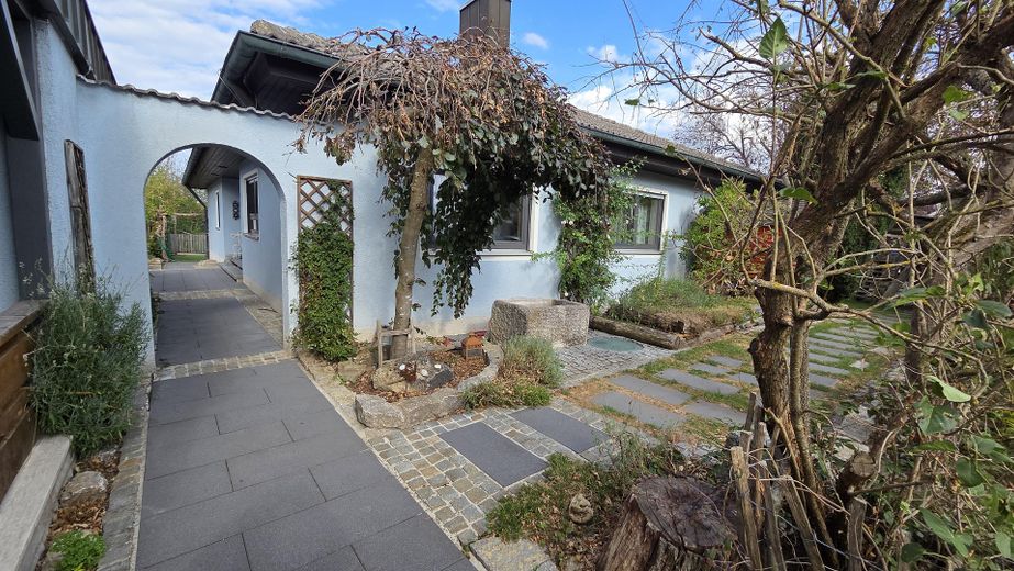 Ampio bungalow con giardino, finiture di pregio e area aggiuntiva opzionale – Eingang