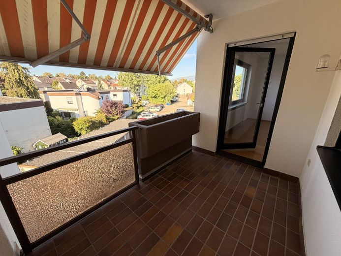 Helle 2-Zimmer-Wohnung, neues Bad, neue Küche, U-Bahn-nähe – Balkon / Loggia